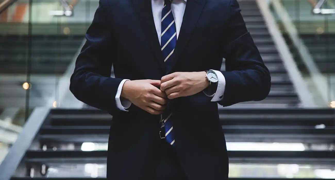 Torso eines Geschäftsmannes in einem blauen Anzug.