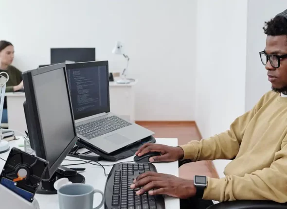 Afrikanischer Mann bei der Arbeit im Büro.